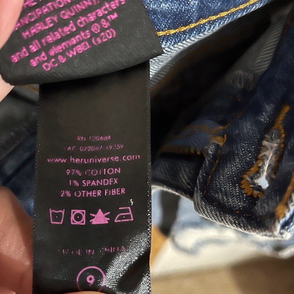 Birds of Prey Her Universe Juniors “American Flag” Painted Cut Out Shorts Sz-9 - Picture 5 of 6